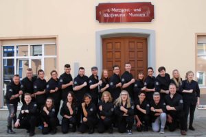 Eine Gruppe von Männern und Frauen.