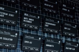 Tafel mit Übersicht der verschiedenen Biere bei BRLO