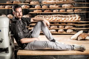 Wildbaker Joerg Schmid in seiner Backstube