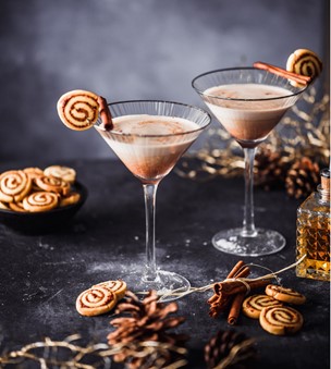 Schön angerichteter Zimtschnecken-Martini für Festtage
