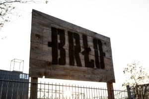 Holzschild mit dem Brauereinamen BRLO