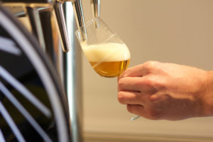 Bier wird an der Schankanlage gezapft