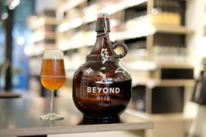 Bier im Glas und eine große Flasche von Beyond Beer