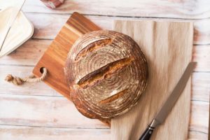Laib Brot auf einem Brett