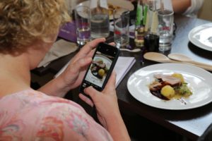 Mittagsessen beim Foodblogger-Event wissenshunger.pur wird fotografiert