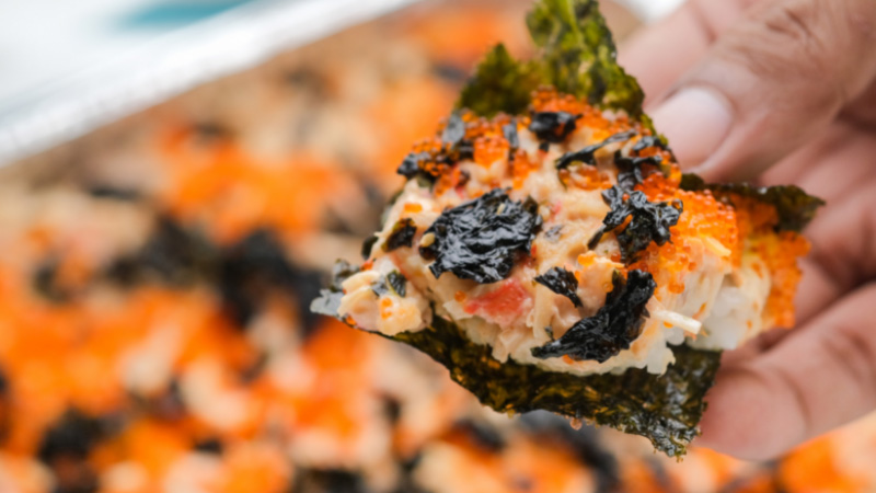 Auflaufform mit gebackenem Sushi