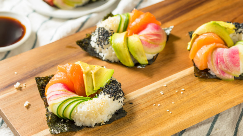 Bunt belegte Sushi Donuts