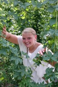 Jana Neubert im Hopfenfeld