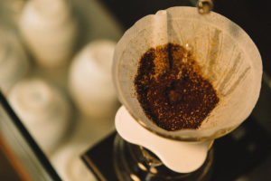 Kaffeefilter mit Kaffeepulver befüllt
