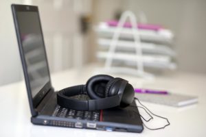 Kopfhörer auf einem Laptop
