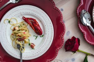 Rote Geschirrfarbe mit kleiner Portion eines Gerichts