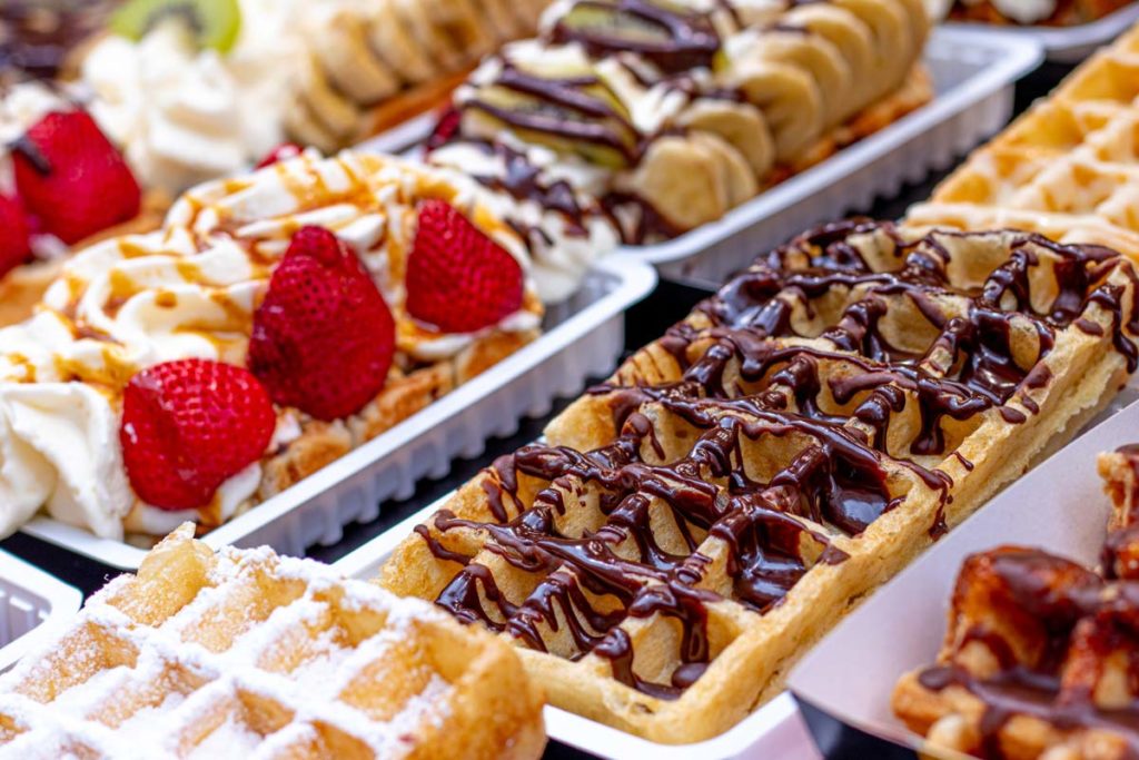 Belgische Waffeln mit verschiedenen Toppings