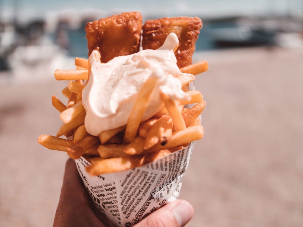 Papiertüte gefüllt mit Fish and Chips