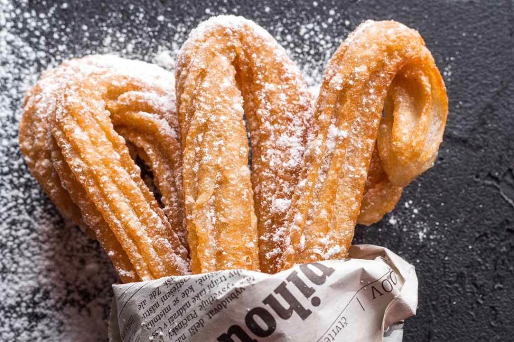 Spanische Churros in Papiertüte